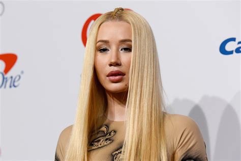 iggy azalea of nudes|Iggy Azalea poses completely naked and shows off bum in saucy。